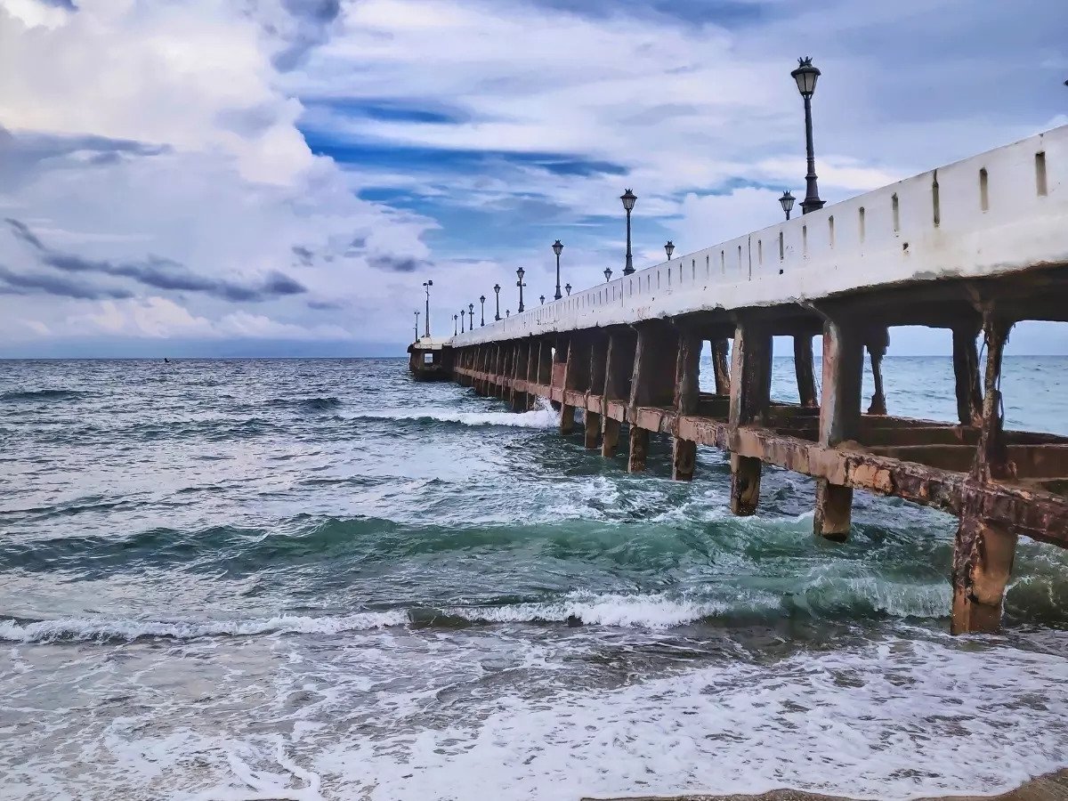 Serene Promenade Beach and French colonial architecture in Pondicherry